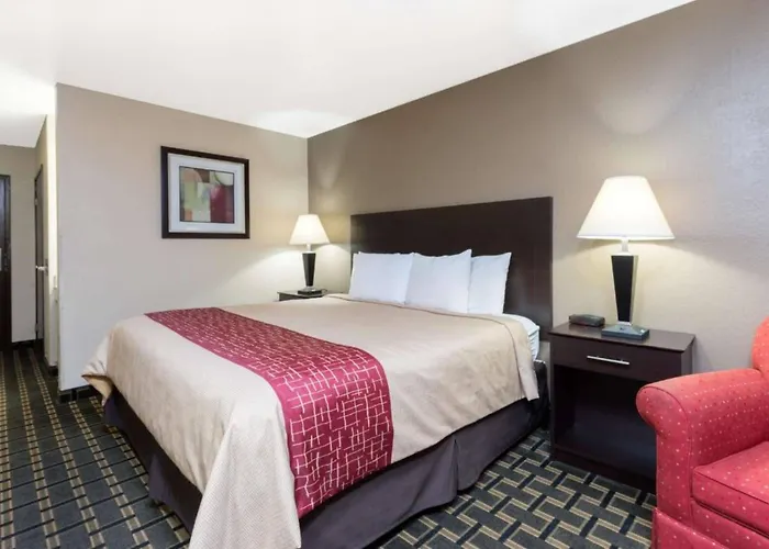 Super 8 By Wyndham East 2*